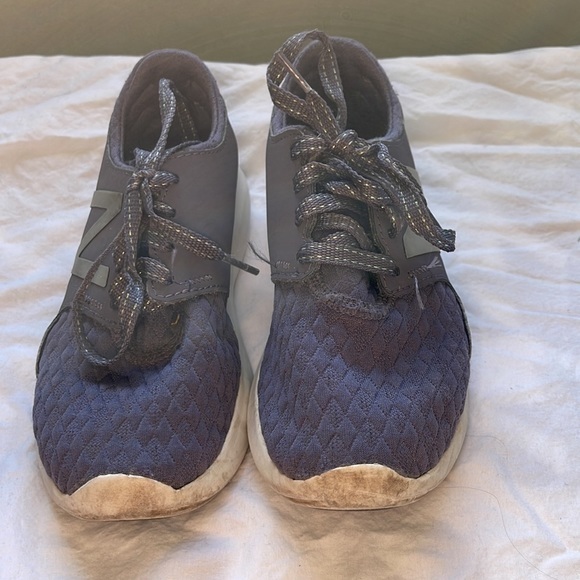 New Balance Kids' Coast V3 FuelCore Size 2 - Picture 2 of 10